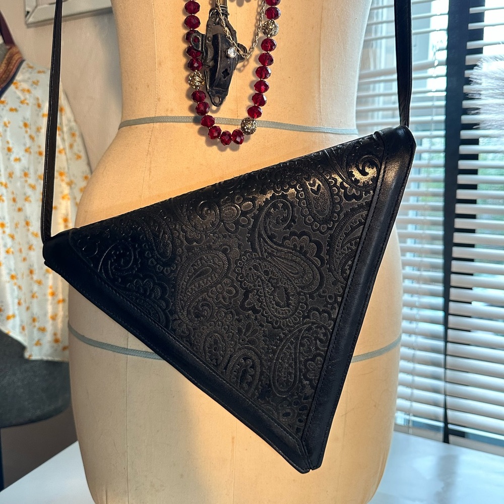Super cool vintage Roberto Vascon black leather crossbody bag. Tres Chic!